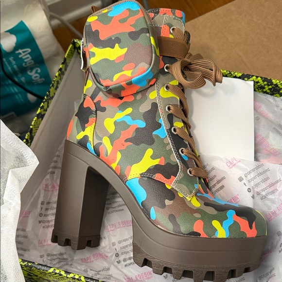 Cape Robbin Multicolor Camouflage Lace-Up Boots - Picture 3 of 4